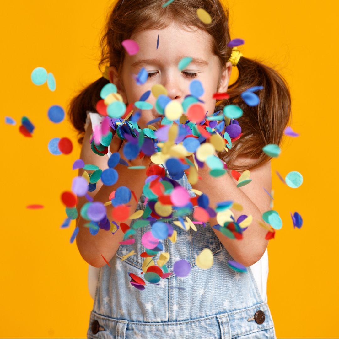 Pige puster konfetti, find små gaver til børnefødselsdag til pige 6-9 år hos Nordic Simply