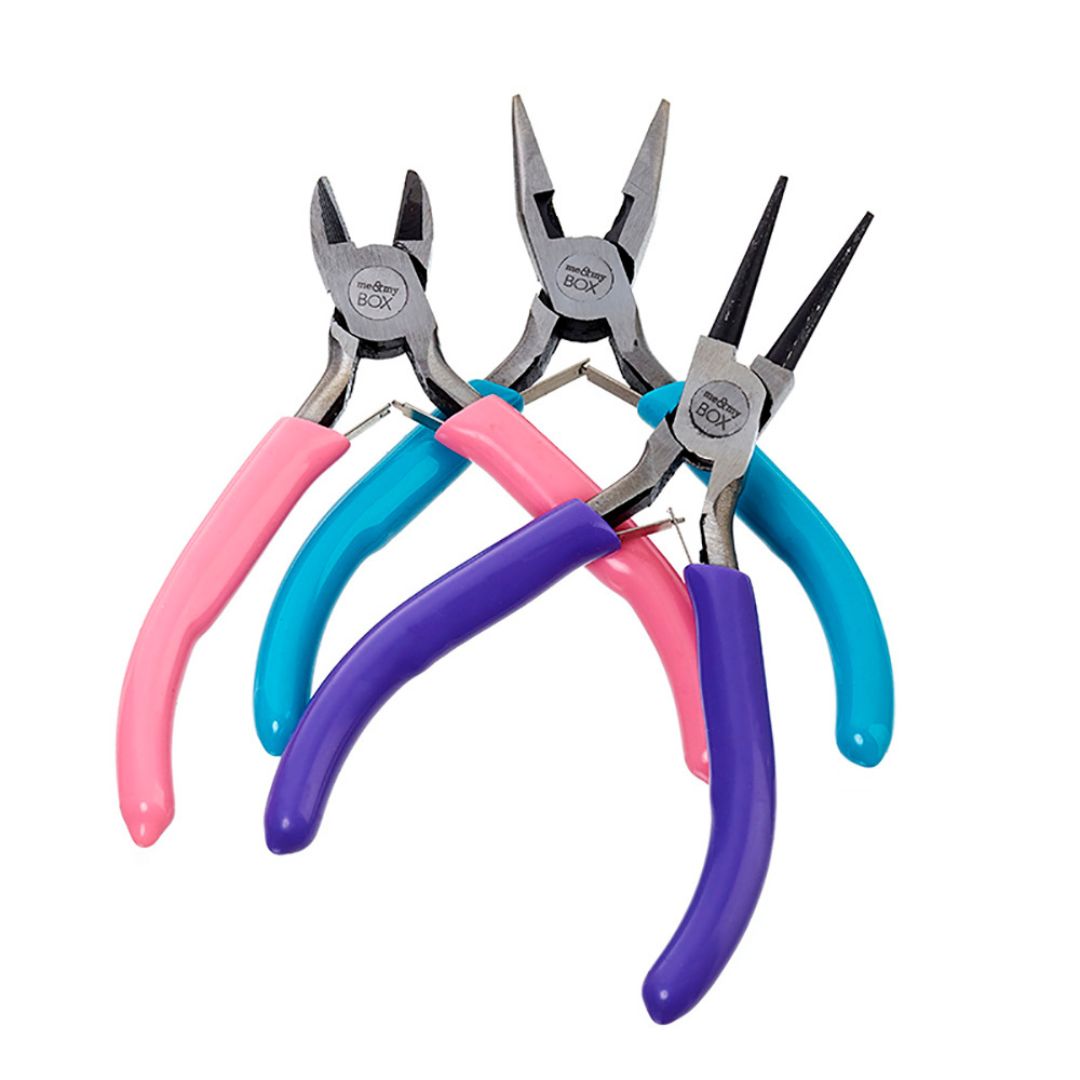 Smykkeværktøj 3 forskellige tænger i lilla, rosa og blå til smykkefremstilling fra danske Me & My Box fås hos Nordic Simply.