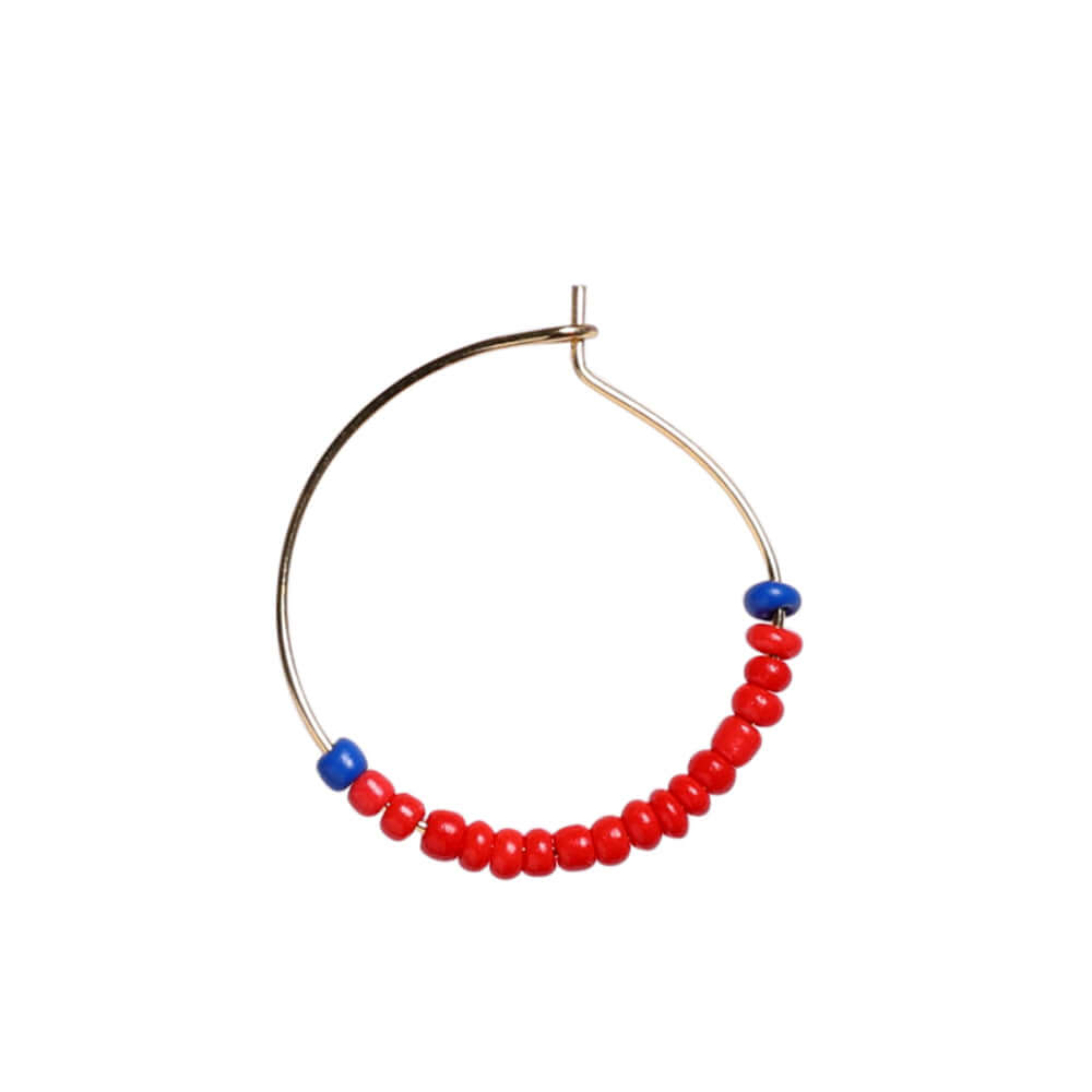 Ørering med røde perler lavet med Start Box, DIY smykkesæt, perfekt kreativ ting til store børn, teenagere og voksne fra danske Me & My Box fås hos Nordic Simply.