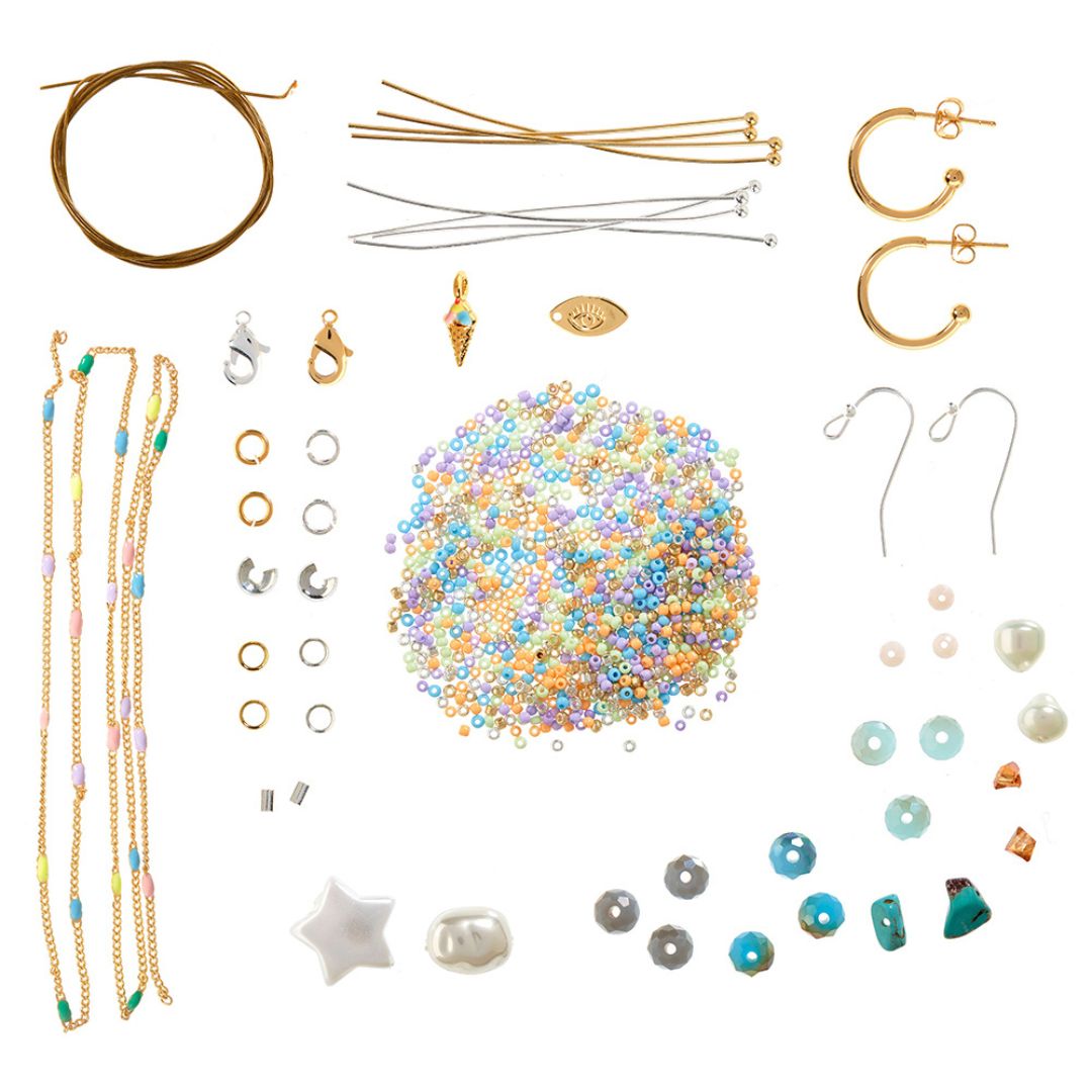 Alle dele i Sorbet Clouds Box med smykkesæt til at lave egne DIY smykker, perfekt kreativ ting til store børn, teenagere og voksne fra danske Me & My Box fås hos Nordic Simply.