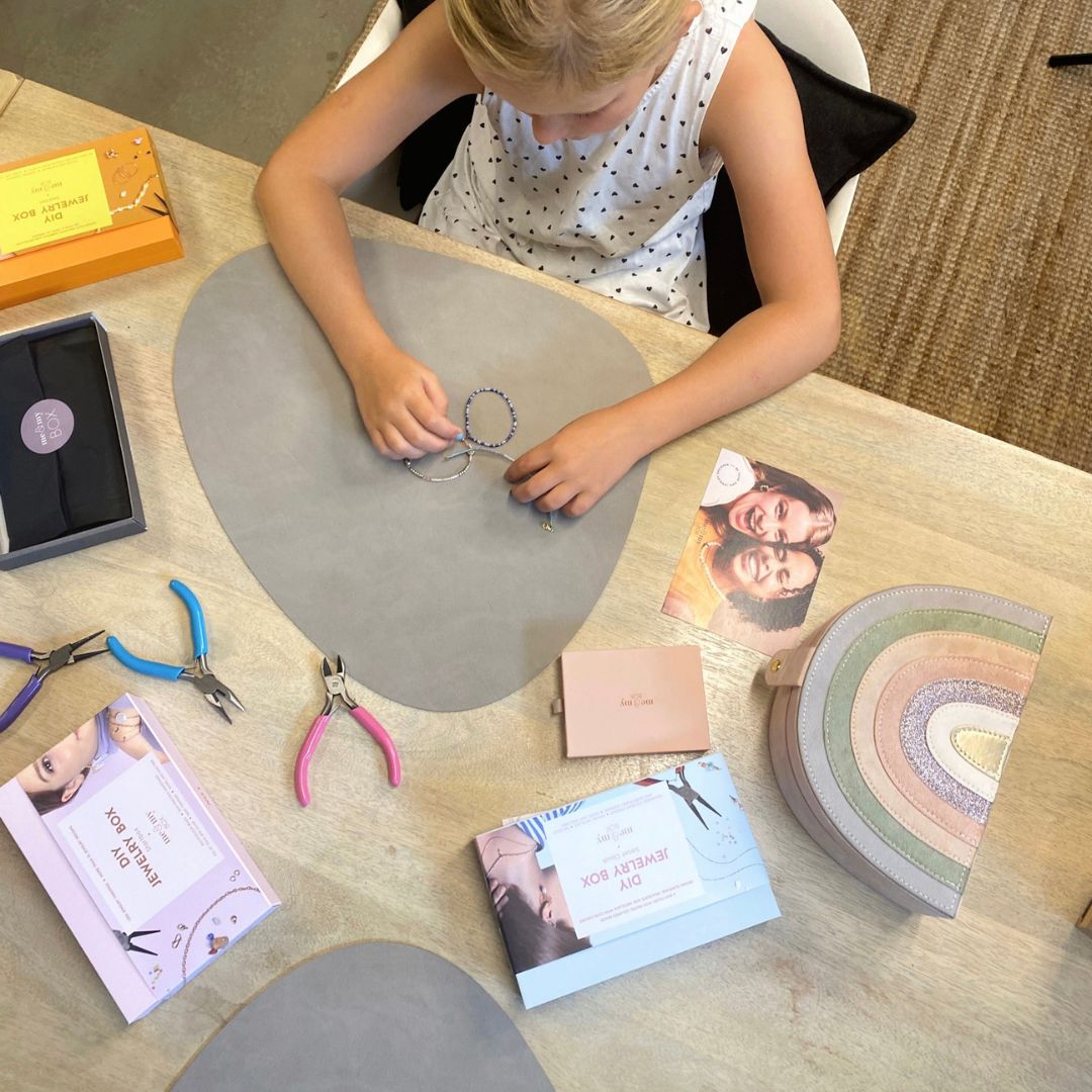 Pige fremstiller smykker med Sorbet Clouds Box, smykkesæt t til at lave egne DIY smykker, perfekt kreativ ting til store børn, teenagere og voksne fra danske Me & My Box fås hos Nordic Simply.