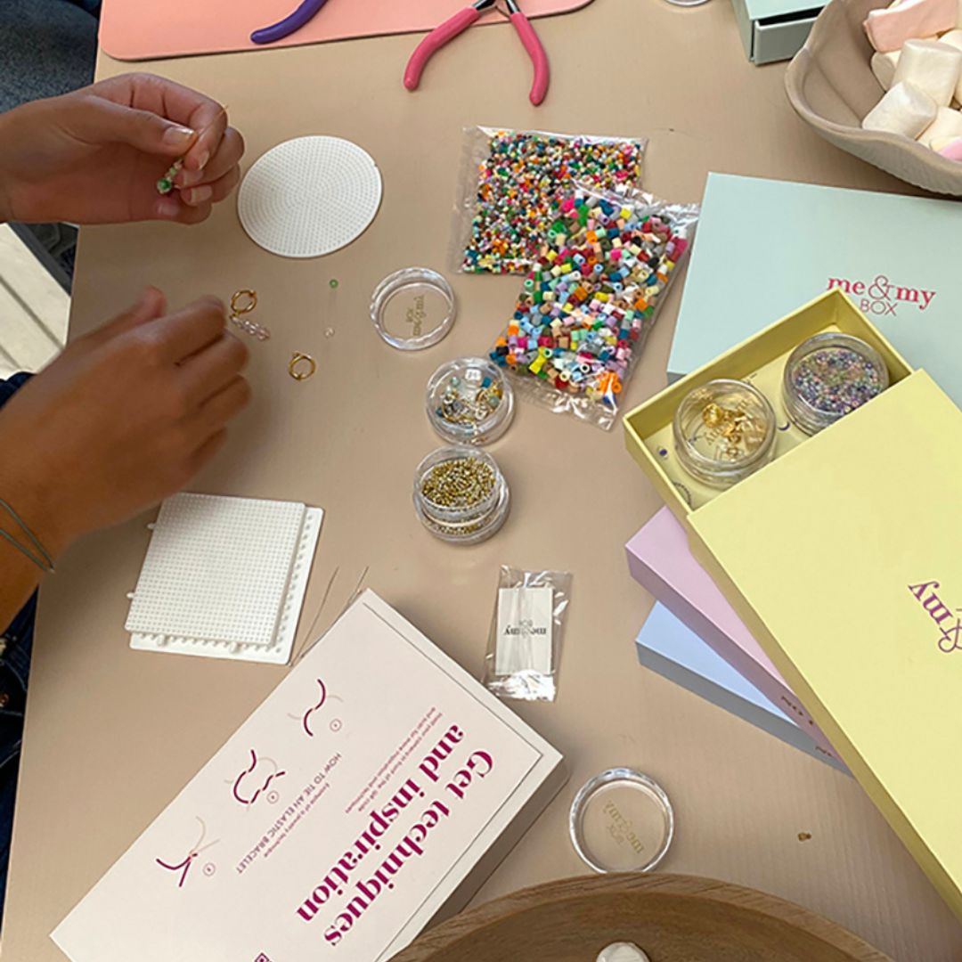 Bord med DIY smykkesæt og masser af perler fra danske Me & My Box fås hos Nordic Simply.