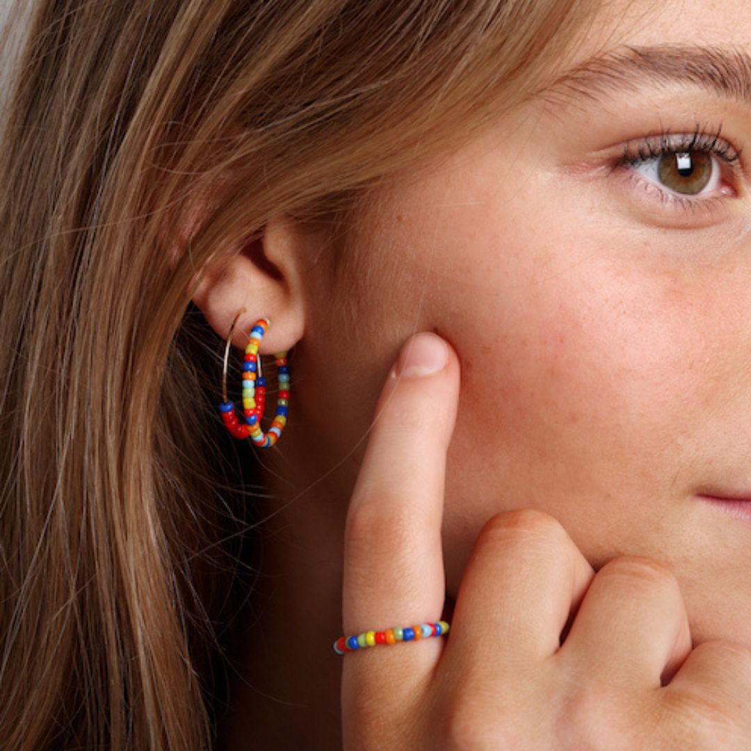 Pige med ørering lavet med Denmark Box DIY smykkesæt, perfekt kreativ ting til store børn, teenagere og voksne, fra danske Me & My Box fås hos Nordic Simply