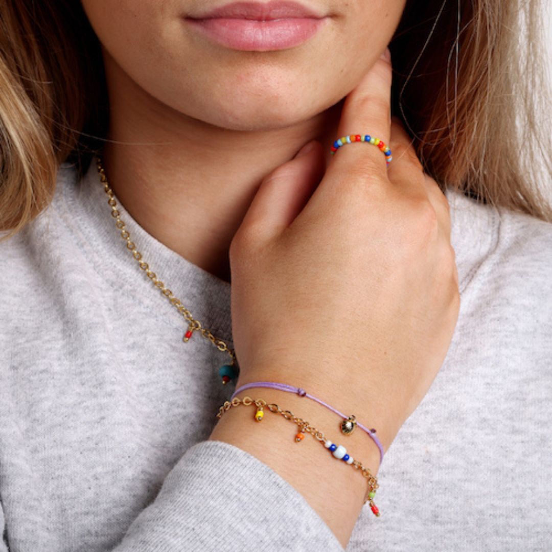 Pige med smykker lavet med Denmark Box DIY smykkesæt, perfekt kreativ ting til store børn, teenagere og voksne, fra danske Me & My Box fås hos Nordic Simply