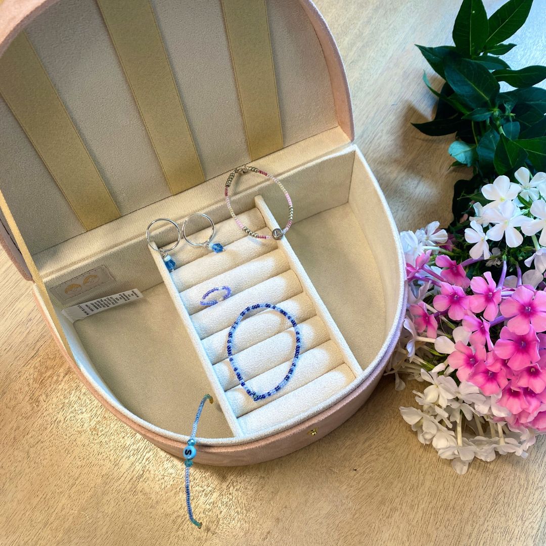 Regnbue smykkeskrin i lyse pastelfarver med glitter, set åbnet med slykker i, fra Mimi & Lula fås hos Nordic Simply