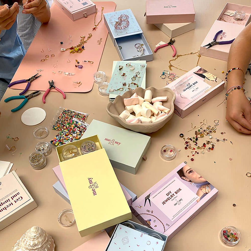 Smykkeværktøj 3 forskellige tænger til DIY smykker, ligger på bord blandt æsker med smykkesæt fra Me & My Box fås hos Nordic Simply