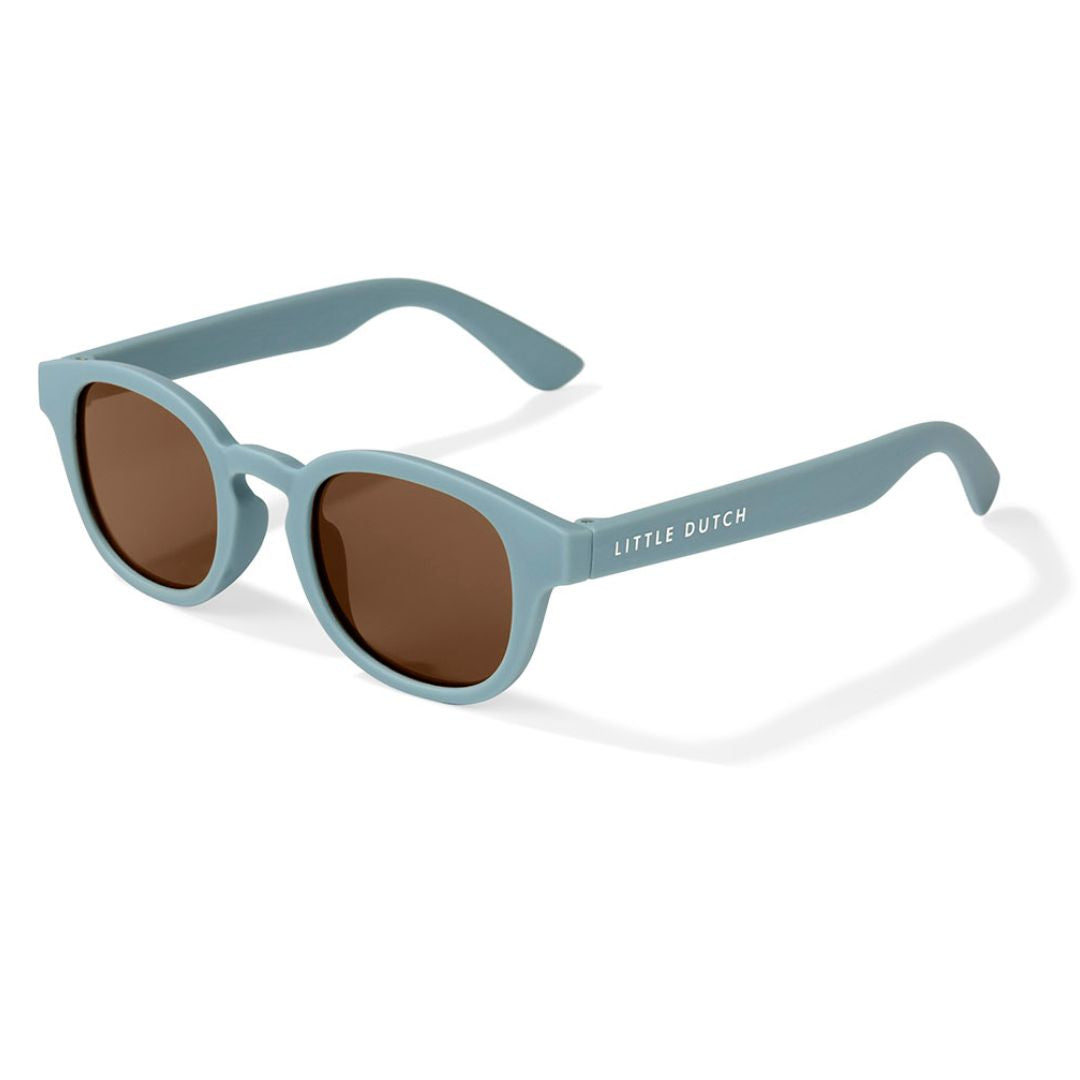 blå solbriller til børn fra Little Dutch med UV-beskyttelse, set fra siden, fås hos Nordic Simply