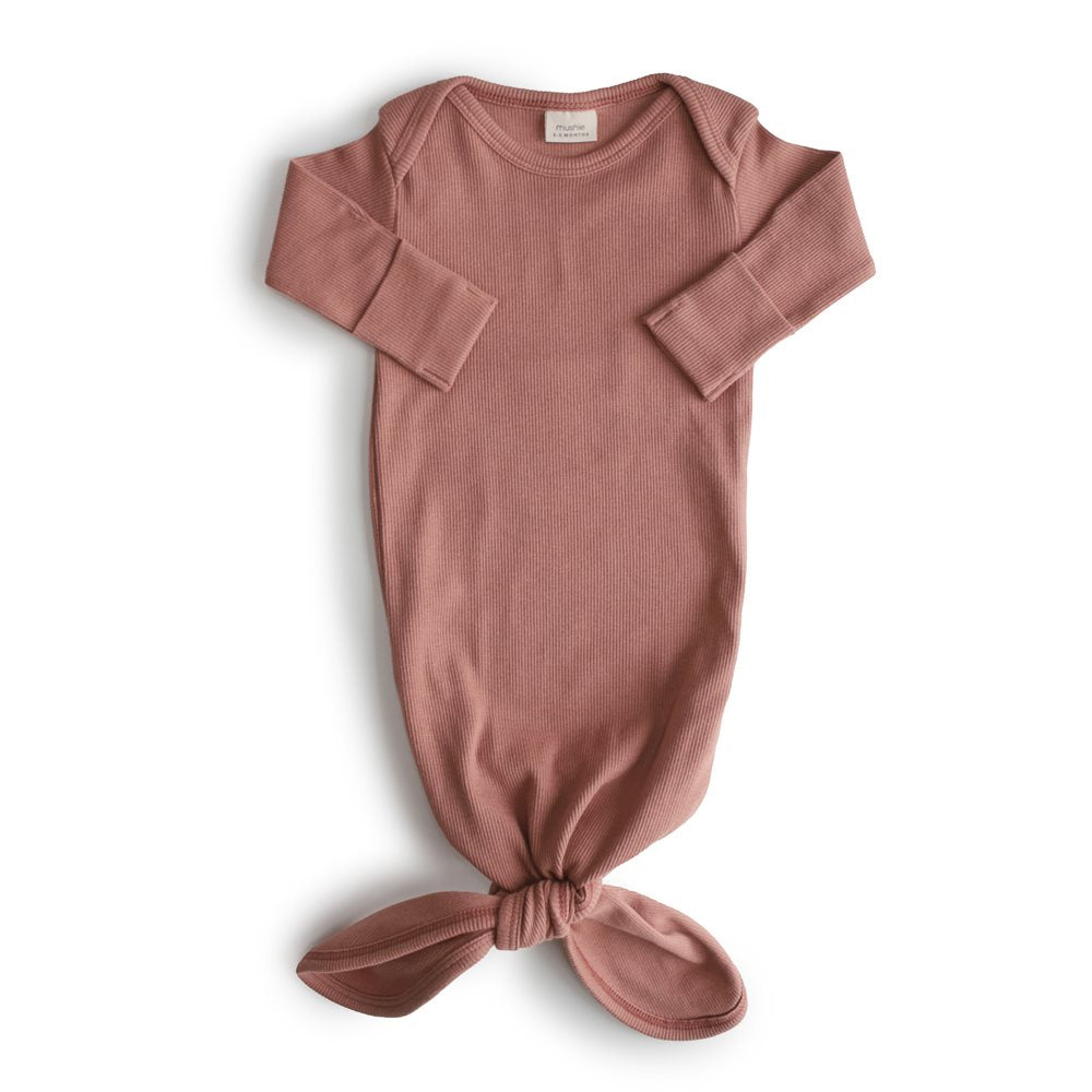 Rosa baby sovedragt med lange ærmer og knude forneden, så det er let at skifte ble, når baby sover, fra Mushie. Økologisk bomuld.