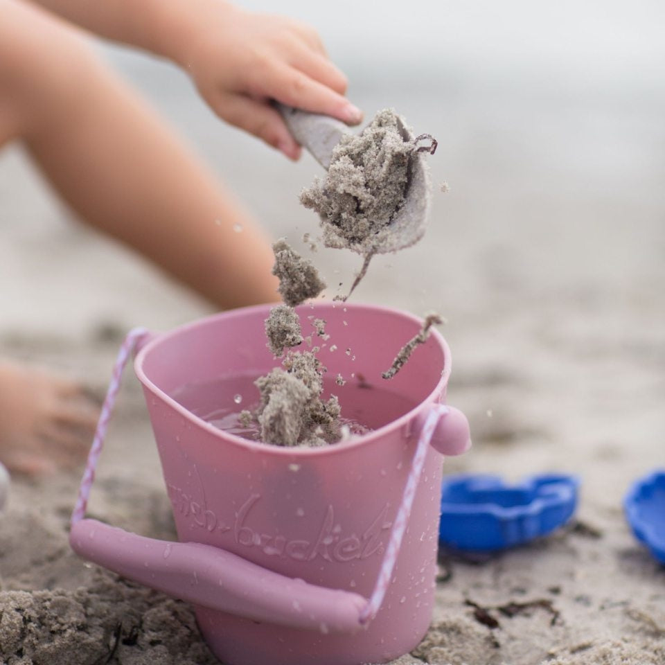 Leg på strand med rosa spand i silikone, kan foldes, god til ferie og rejser