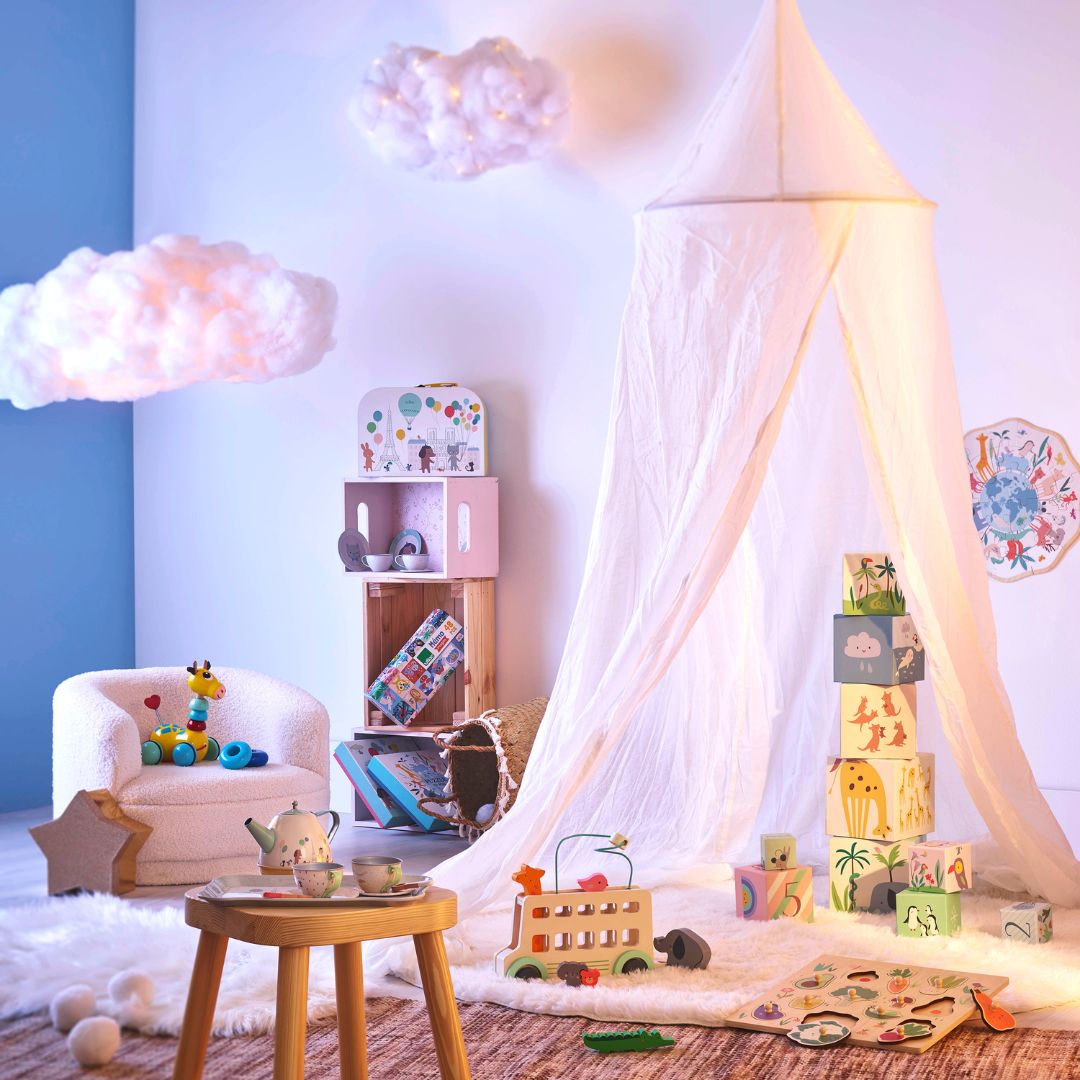 Værelse med stableklodser med dyremotiver til små børn fra Vilac.