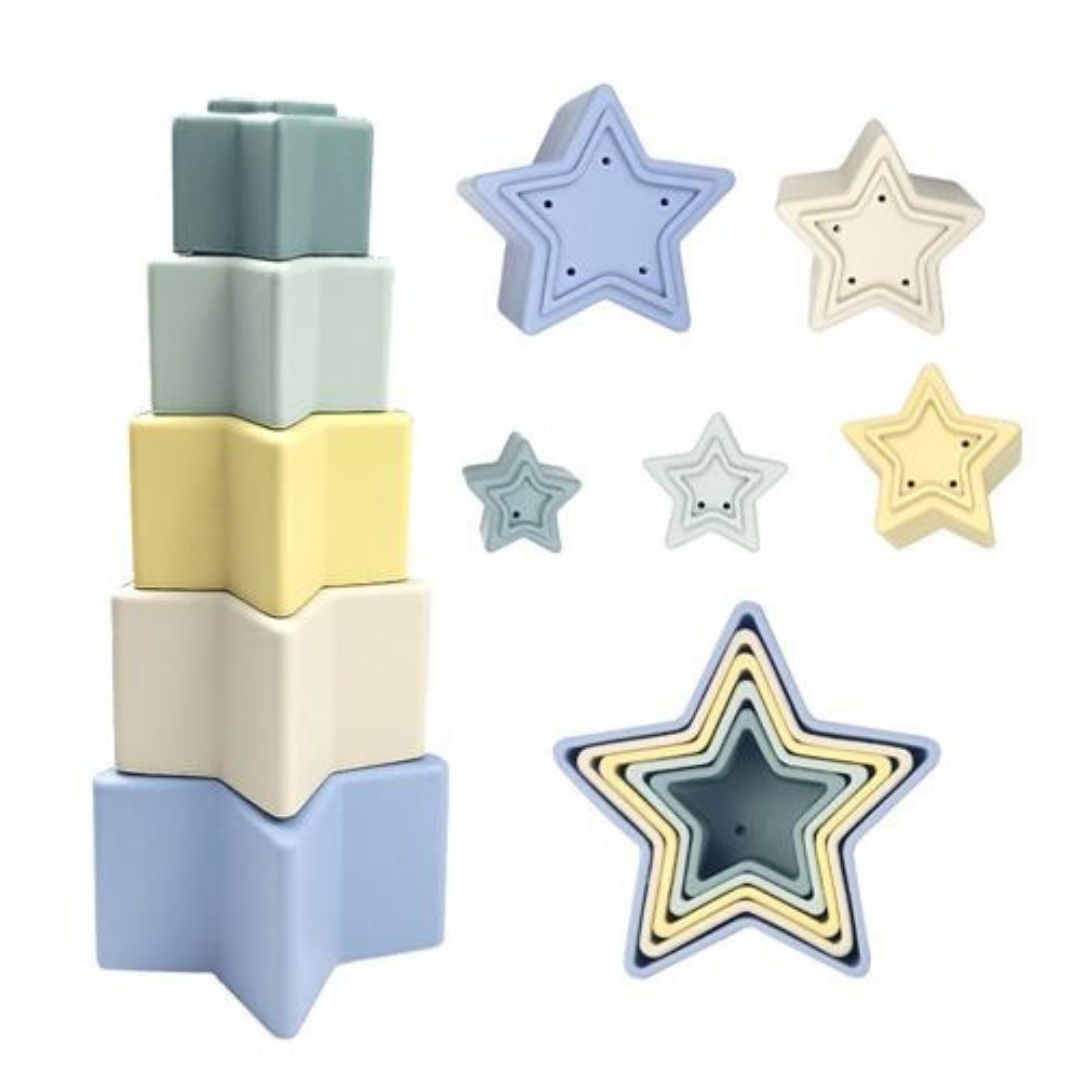 Tårn af 5 stjerne-stabelklodser til baby med grønne og gule stjerner fra Magni fås hos Nordic Simply