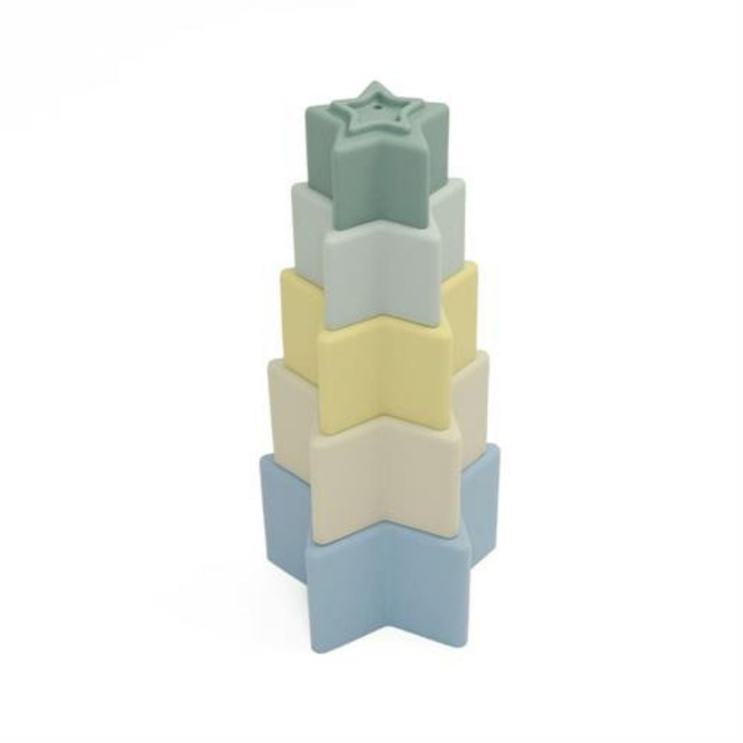 Tårn af stjerne-stabelklodser til baby med grønne og gule stjerner fra Magni fås hos Nordic Simply