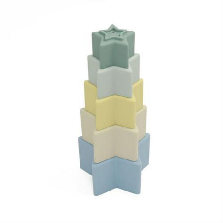 Tårn af stjerne-stabelklodser til baby med grønne og gule stjerner fra Magni fås hos Nordic Simply