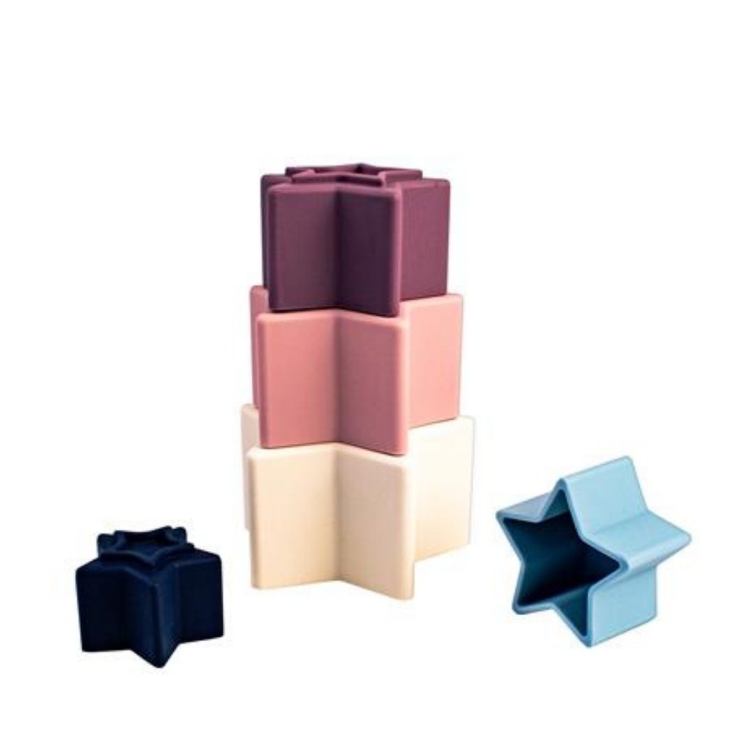 Tårn af stjerne-stabelklodser til baby med hvid, rosa og blå stjerner fra Magni fås hos Nordic Simply