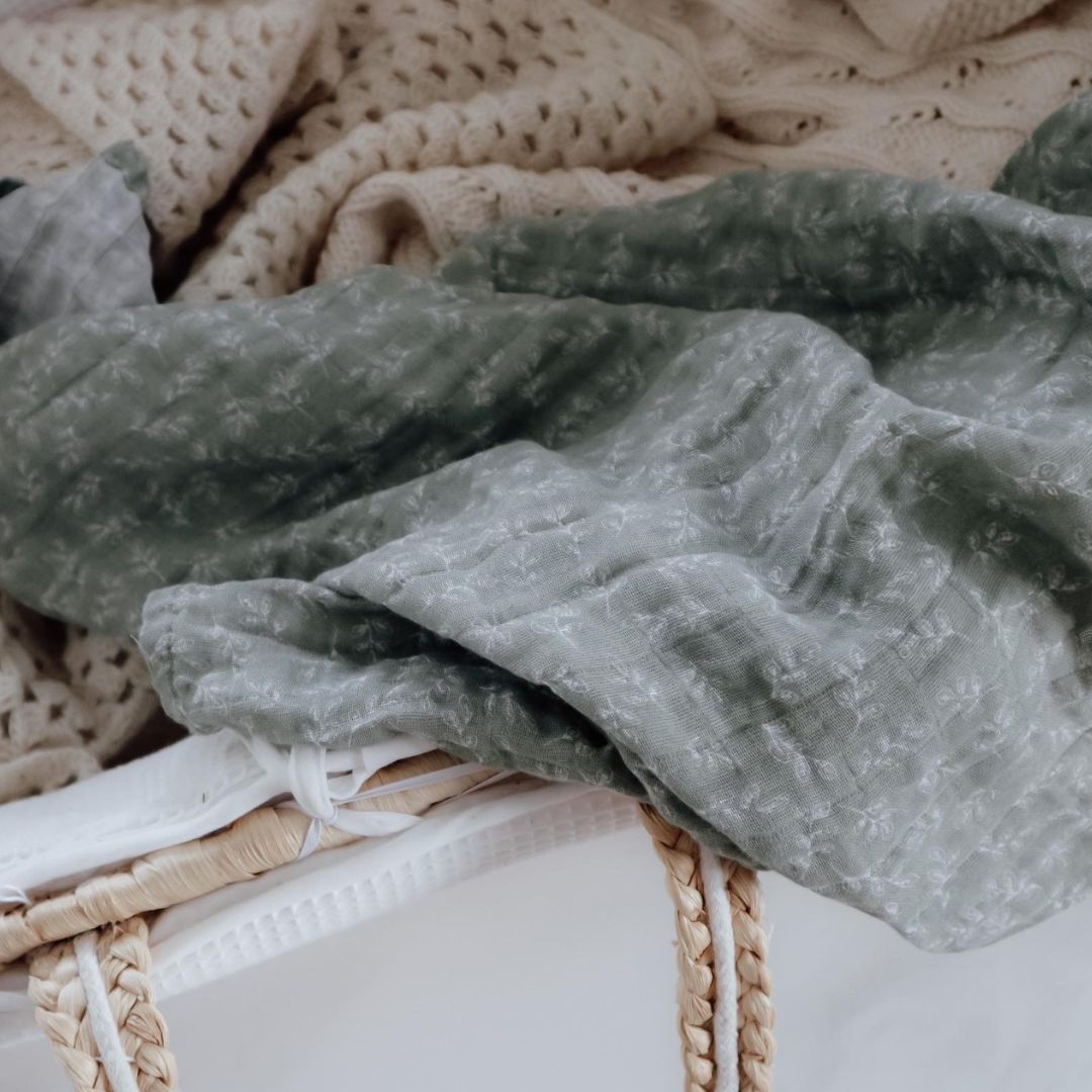 Grøn stofble ligger i lift, fås i pakke med 2 stk i 100% økologisk muslin fra Natruba hos Nordic Simply