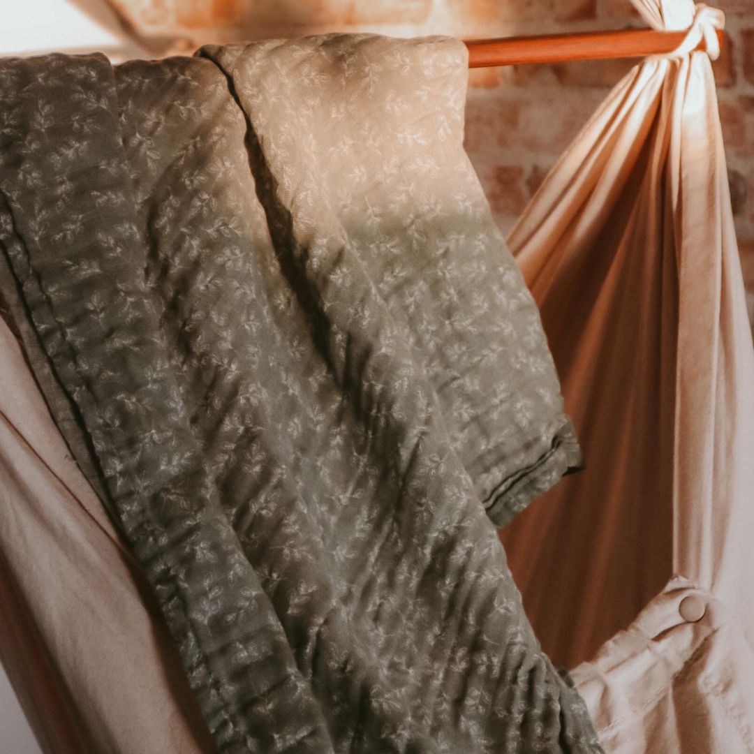 Grøn stofble hænger, fås i pakke med 2 stk i 100% økologisk muslin fra Natruba hos Nordic Simply