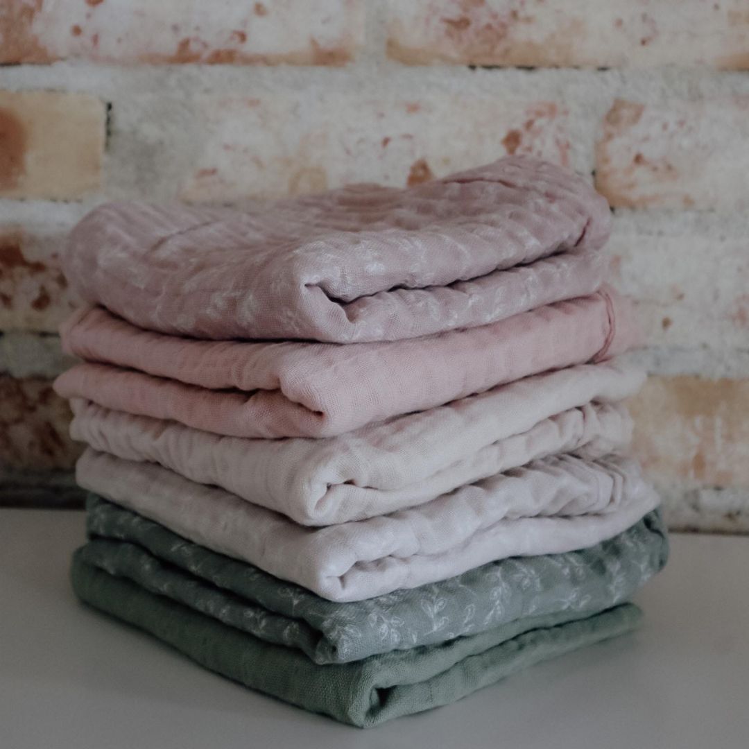 Stak med stofbleer i hvid , rosa og grøn 100% økologisk muslin fra Natruba fås hos Nordic Simply