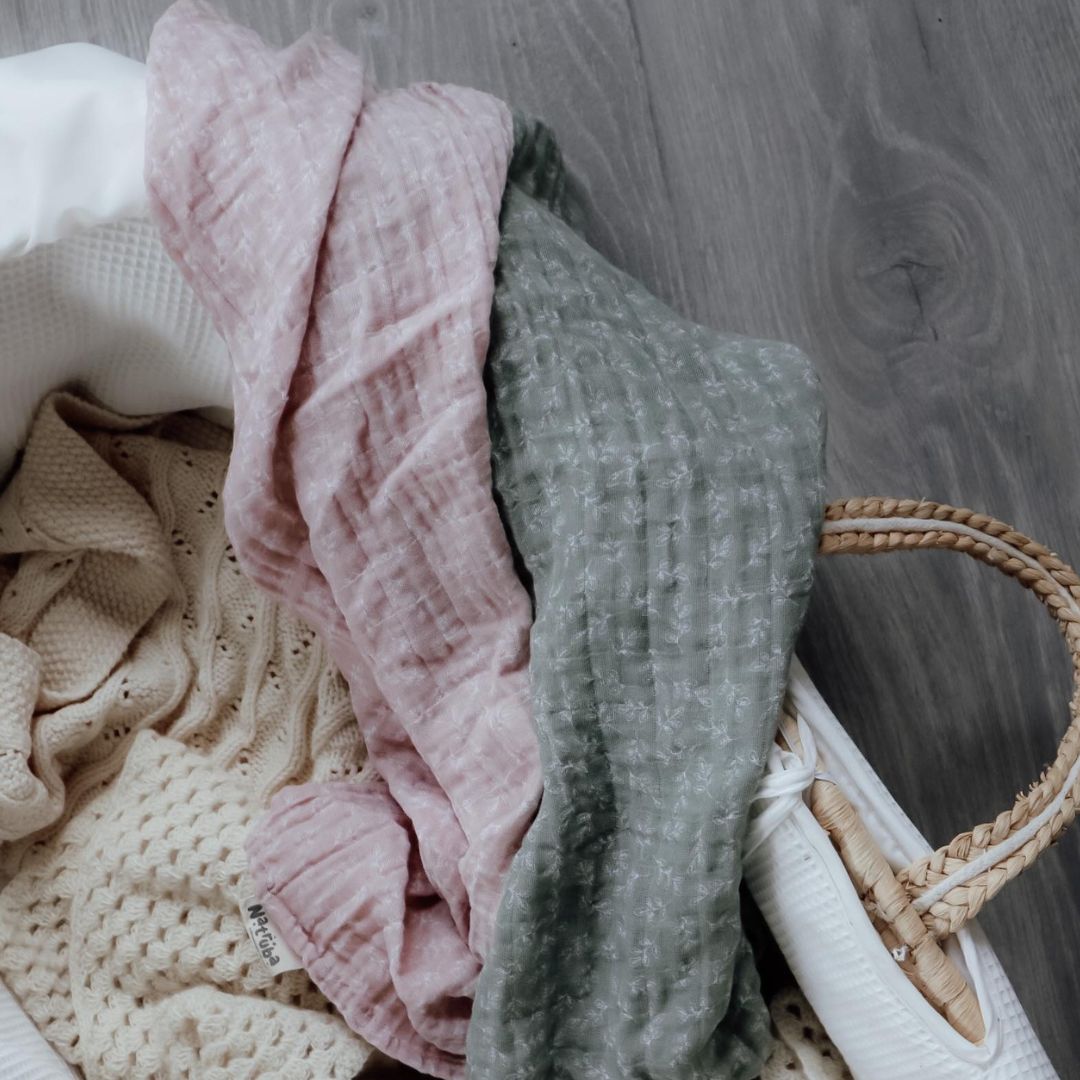 Rosa og grøn stofble ligger i babylift, fås i pakke med 2 stk i 100% økologisk muslin fra Natruba hos Nordic Simply
