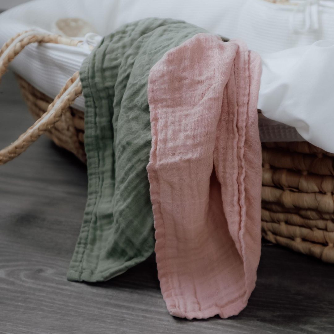 Rosa og grøn stofble hænger over babylift, fås i pakke med 2 stk i 100% økologisk muslin fra Natruba hos Nordic Simply