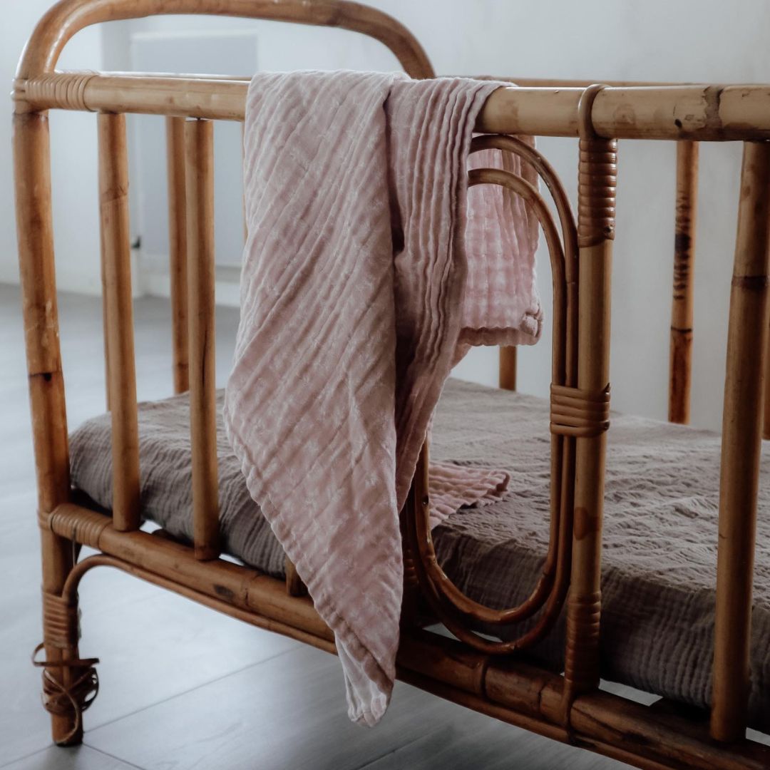 Rosa stofble hænger over sengeggærde, fås i pakke med 2 stk i 100% økologisk muslin fra Natruba hos Nordic Simply