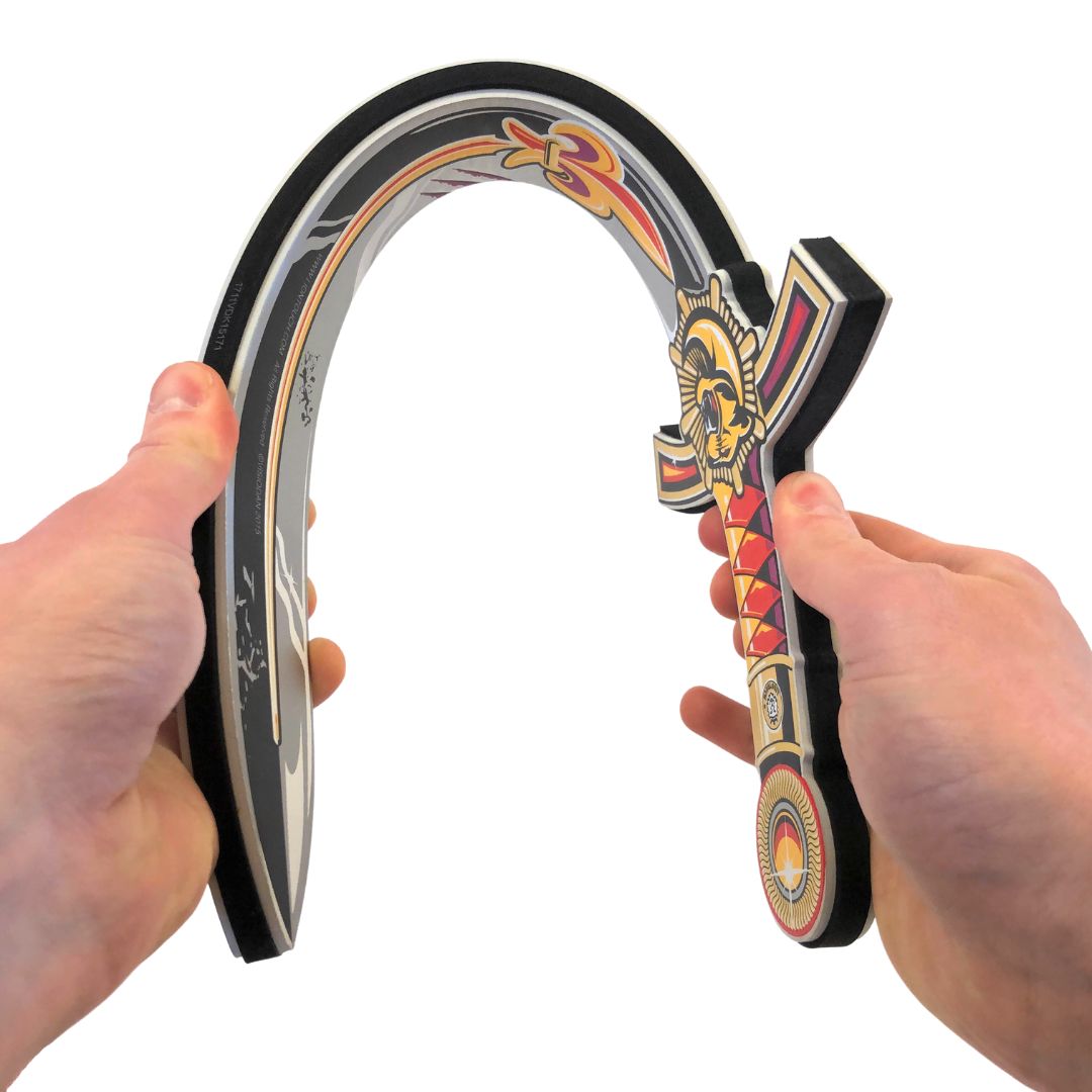 Hænder bukker prinse-sværd i skum til børn, fås hos Nordic Simply