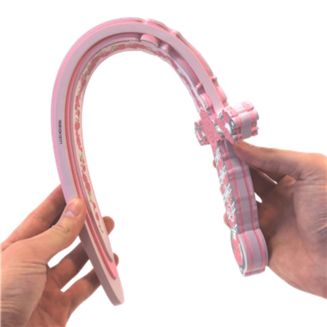 Hænder bukker rosa prinsesse-sværd i skum til børn fra danske Liontouch fås hos Nordic Simply
