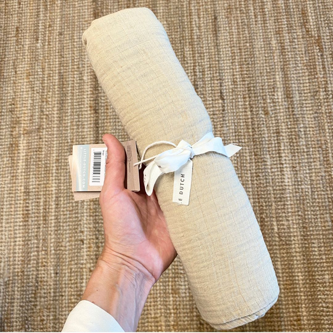 hånd med stort beige xl svøb i økologisk bomuld fra Little Dutch fås hos Nordic Simply