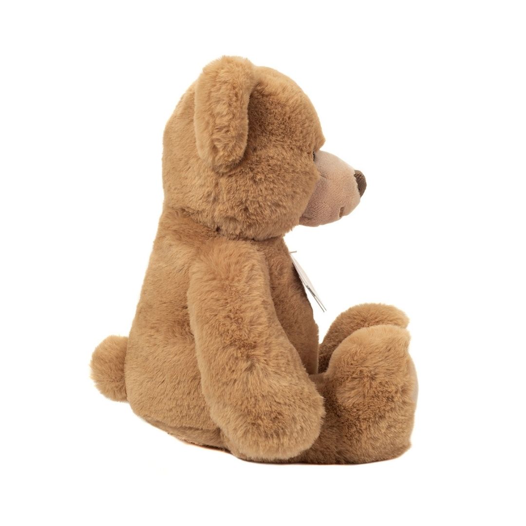 Ultrablød brun teddybamse, der sidder set fra siden, en krammebamse til børn godkendt fra 0 mdr. Kvalitetsbamse fra Teddy Hermann Tyskland fås hos Nordic Simply