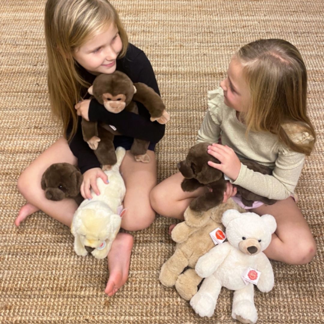 Børn leger med teddybamser, godkendt fra 0 mdr. Kvalitetsbamser fra Teddy Hermann Tyskland fås hos Nordic Simply