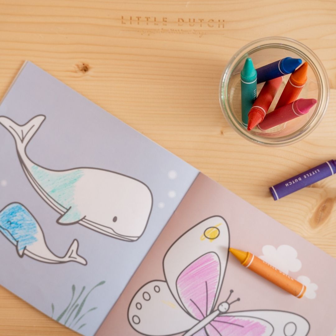 tegnebog med dyr til børn ,fra Little Dutch, her set med hvaler og sommerfugl, fås hos Nordic Simply