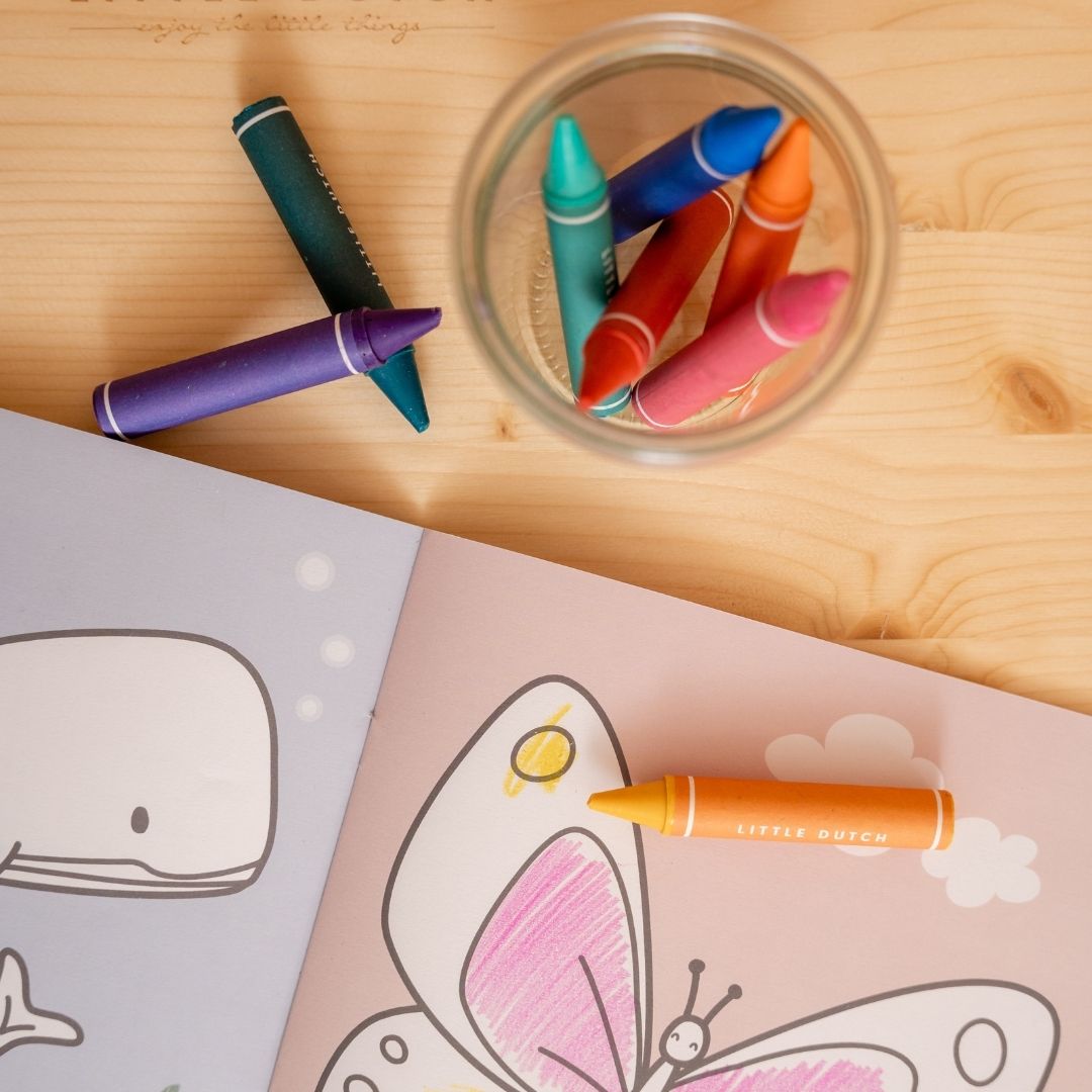 tegnebog , fra Little Dutch, her set tæt på sammen med voksfarverl, fås hos Nordic Simply