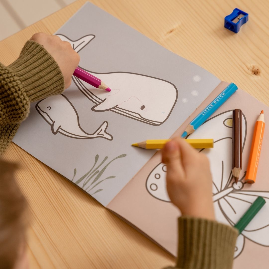 tegnebog med dyr til børn fra 2 år og op fra Little Dutch, her med hvaler og sommerfugl, fås hos Nordic Simply