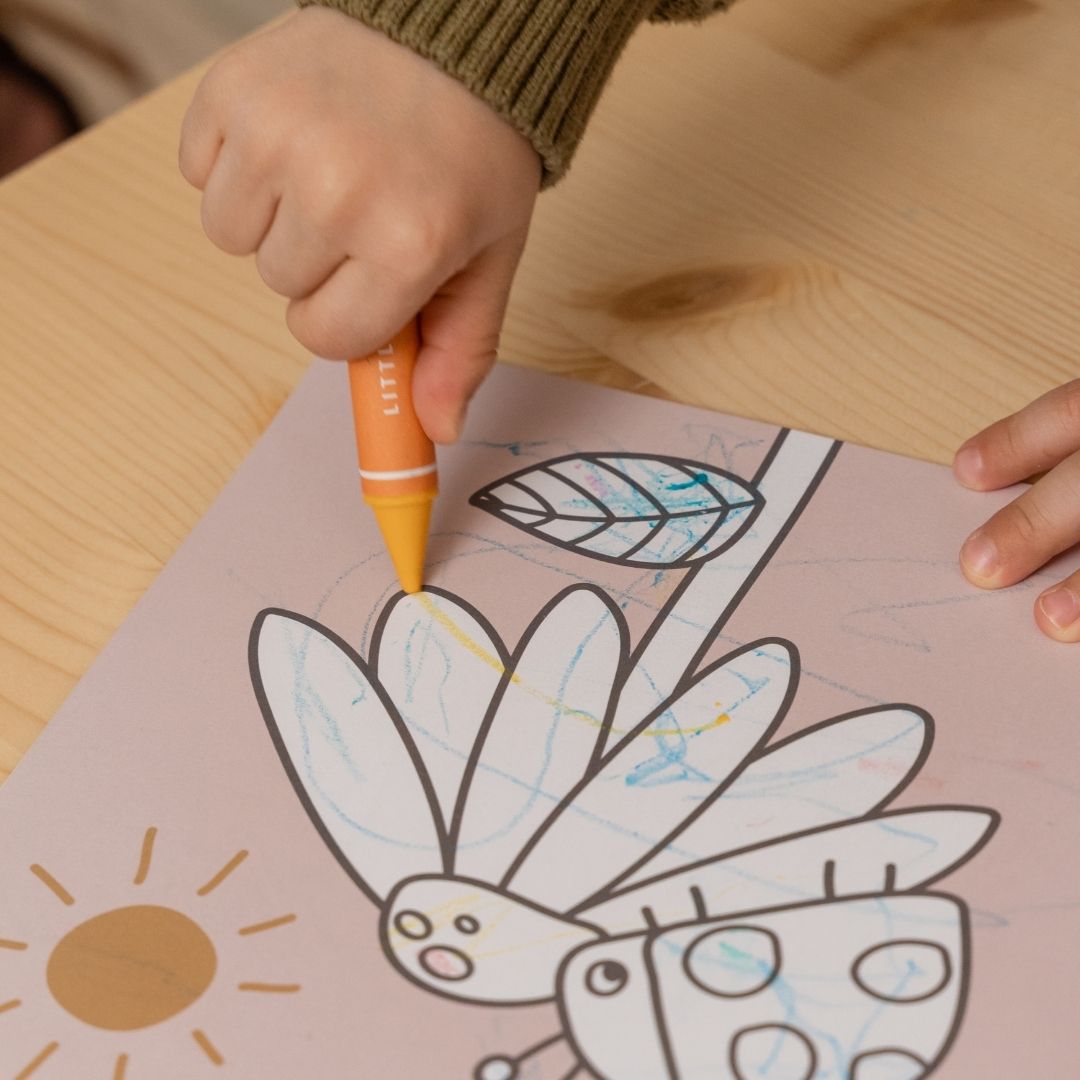 hånd tegner med orange voksfarve i tegnebog med dyr, her en blomst med mariehøne, fra Little Dutch, fås hos Nordic Simply