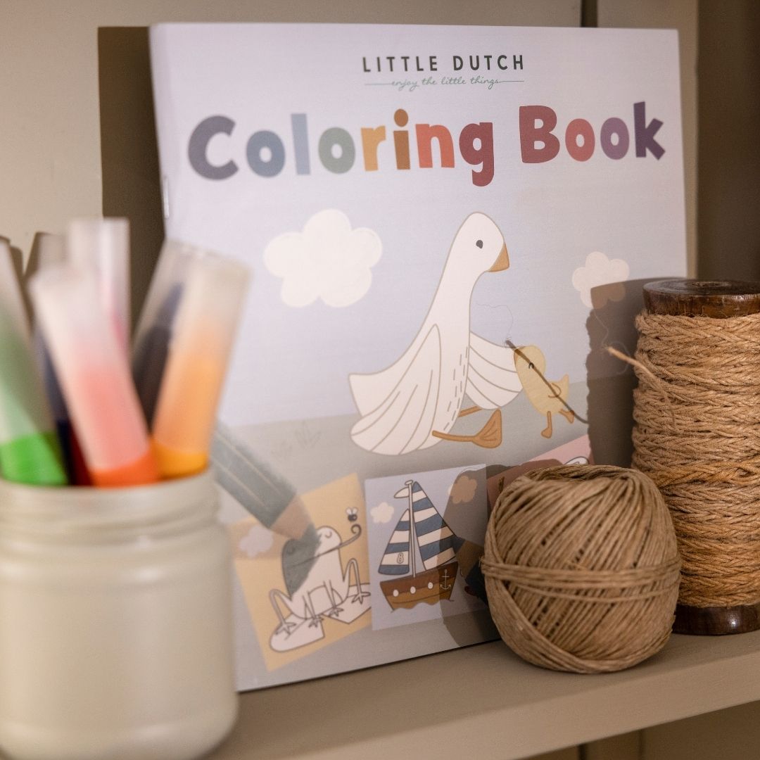 Tegnebog med 24 sider med motiver af dyr til at farvelægge fra Little Dutch, her set på hylde, fås hos Nordic Simply