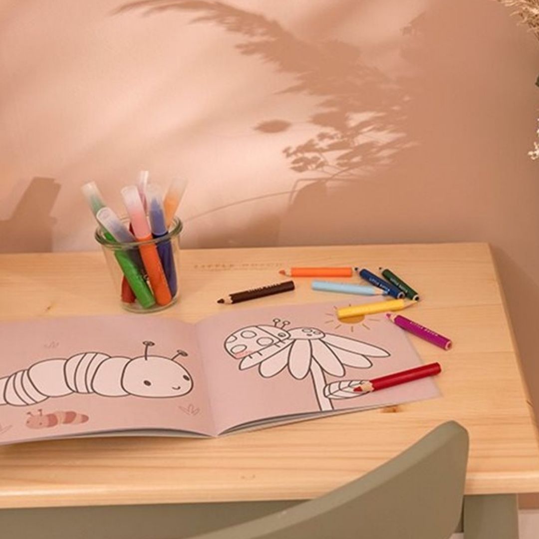 tegnebog med dyr til børn fra Little Dutch, her set medmotiver af kålorm, blomst og mariehøne, fås hos Nordic Simply