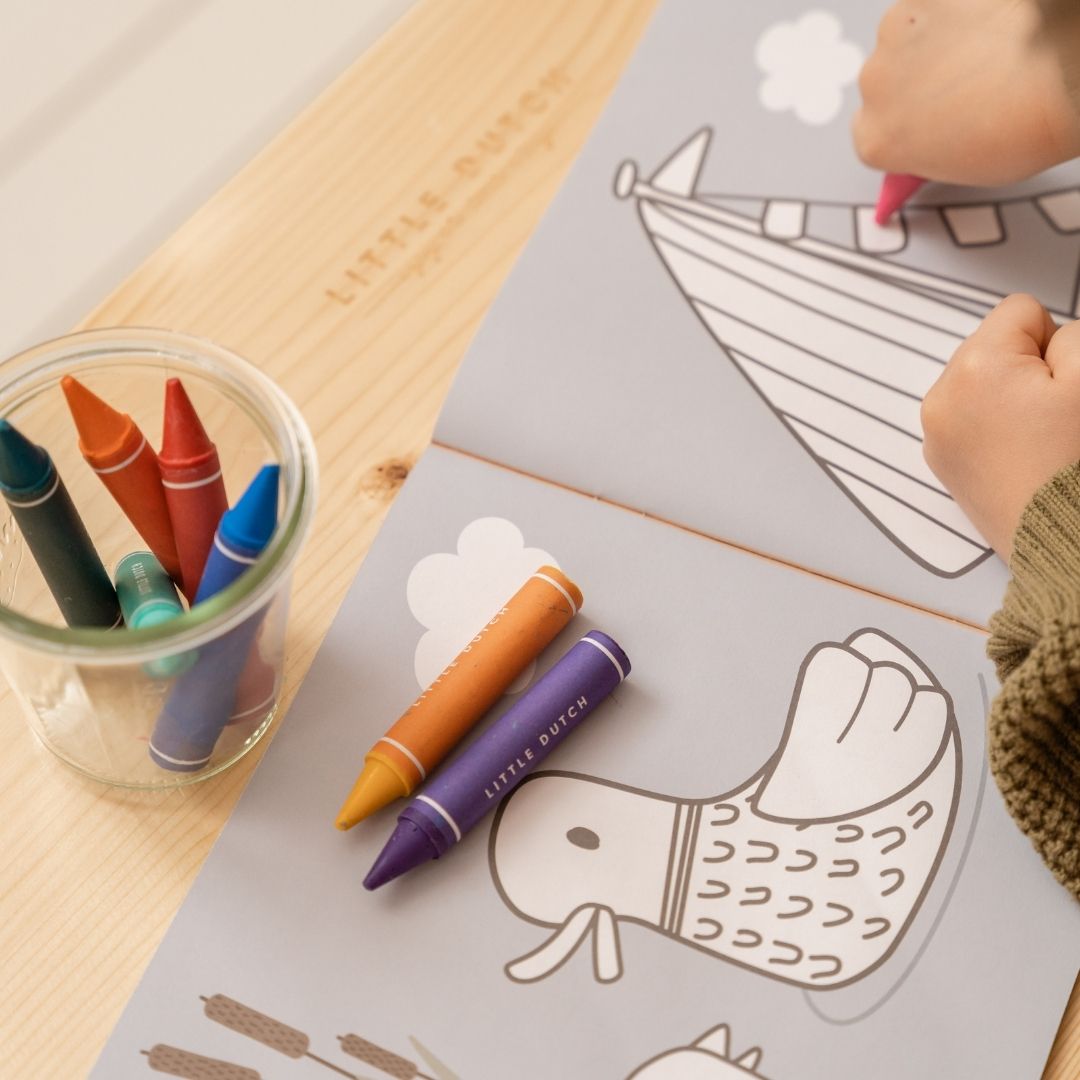 hånd tegner i tegnebog med dyr til børn fra Little Dutch, fås hos Nordic Simply