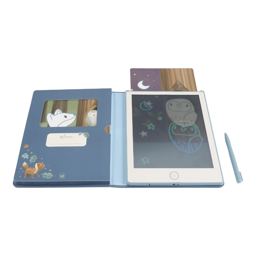 blå tegnetablet fra Little Dutch, til børn, tegn igen og igen på farten. Her set med ugletegninger.