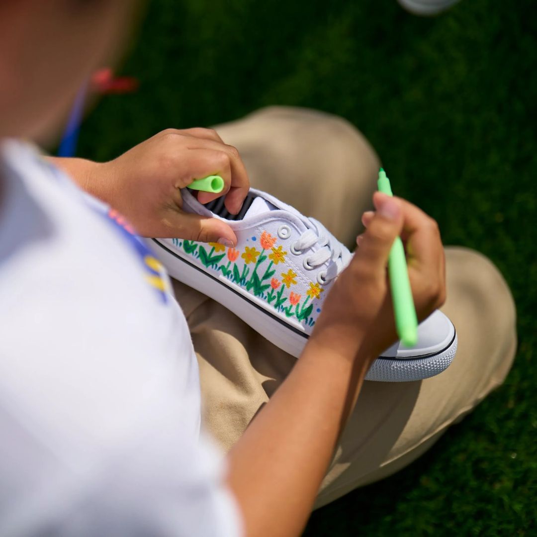 Barn designer sneakers med tekstiltuscher 12 farver bliver til farverige blomsterprint.