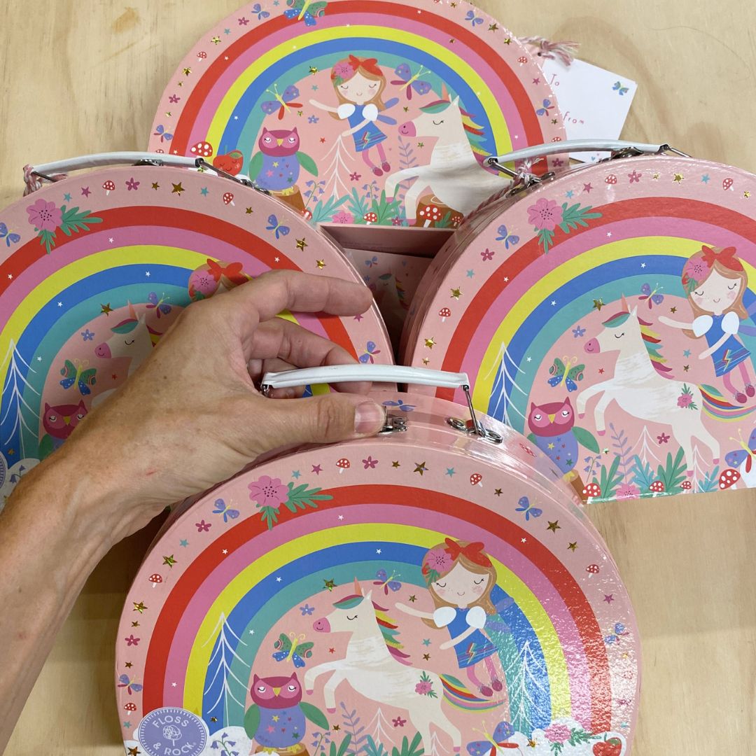 Fire tesæt til børn i pink kuffert med regnbuer og feer fra Floss & Rock - smukt testel til fantasi og rolleleg for børn