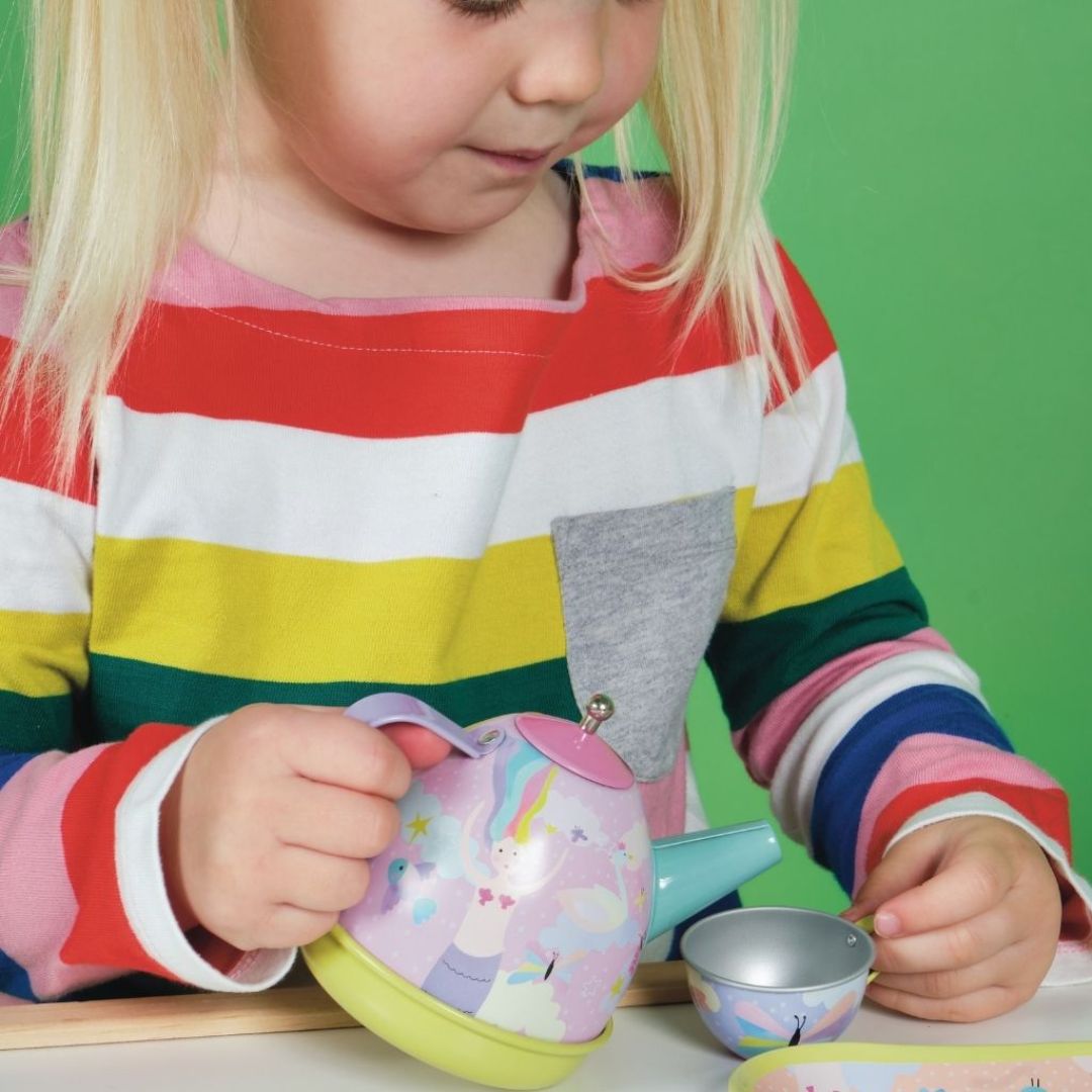 pige skænker en kop fantasi-te med tekande fra Floss & Rock tesæt med enhjørninger, feer og musik, fås hos Nordic Simply