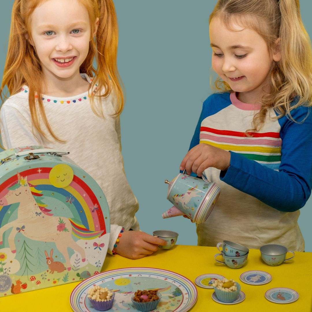 Tesæt med musik - regnbue. 11 dele, her ses to børn der nyder te-selskab med det farverige testel.