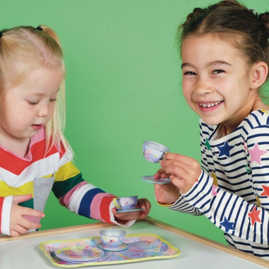 piger drikker fantasi-te med tesæt fra Floss & Rock dekoreret med enhjørninger, feer og med musik i tekanden, fås hos Nordic Simply