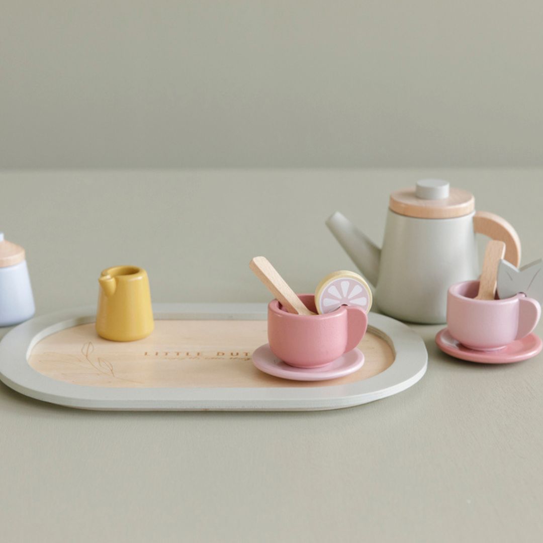 Skønt tesæt i træ til børn fra Little Dutch, 12 dele med tekande, kopper og tilbehør til leg med venner.