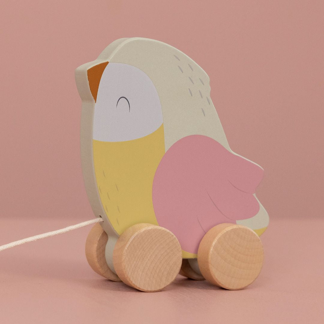 Farverig fugl i træ på hjul på rosa baggrund fra Little Dutch fås hos Nordic Simply