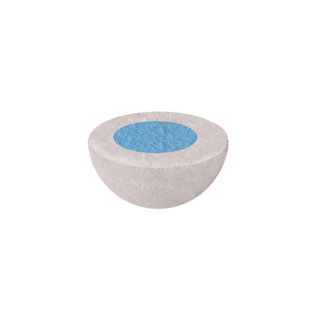 Hvid tryllekugle skåret midt over med blå kerne fra pingvin med 2 tryllekugler i maven, sjove badebomber fra Tinti, der farver badevandet, fås hos Nordic Simply