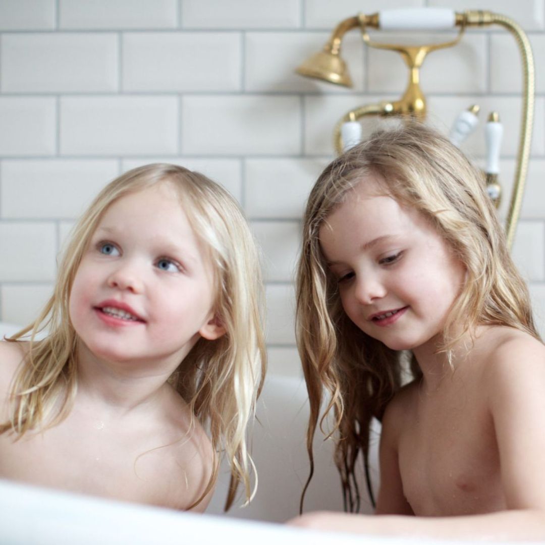 Piger har sjovt bad med pingvin tryllekugler fra Tinti, fås hos Nordic Simply