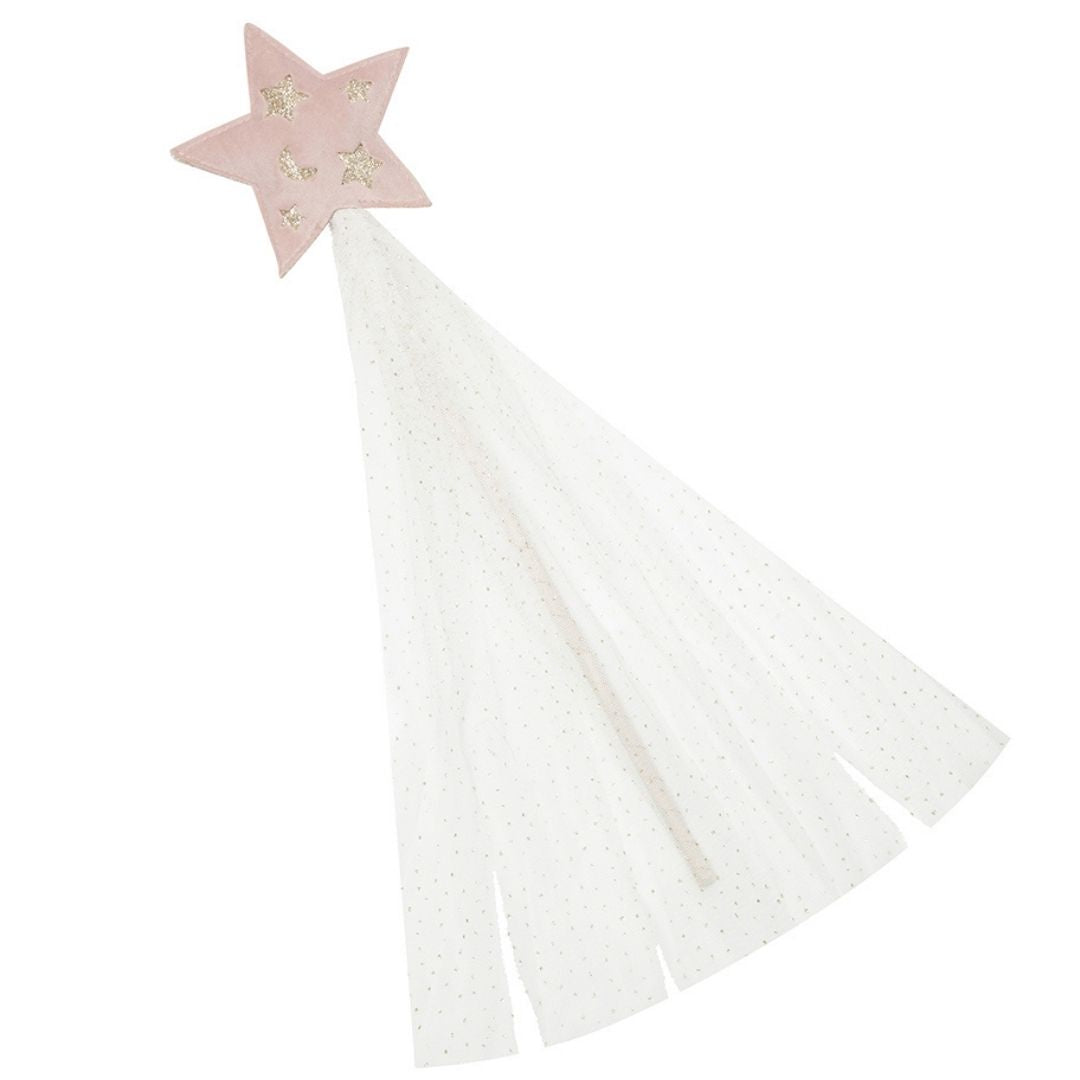 Tryllestav med rosa stjerne i velour på toppen, kommer på træpind beklædt med stof og hvidt slør i tyl perfekt som tilbehør til udklædning som fe, prinsesse, sommerfugl eller andet fra Mimi & Lula fås hos Nordic Simply
