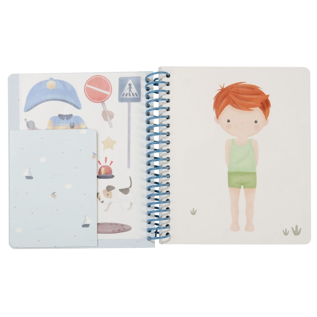 Udklædningsbog til børn med drengen Jim og venner, med 150 stickers til at sætte i fra Little Dutch,her set opslået pmed lomme til stickers, fås hos Nordic Simply