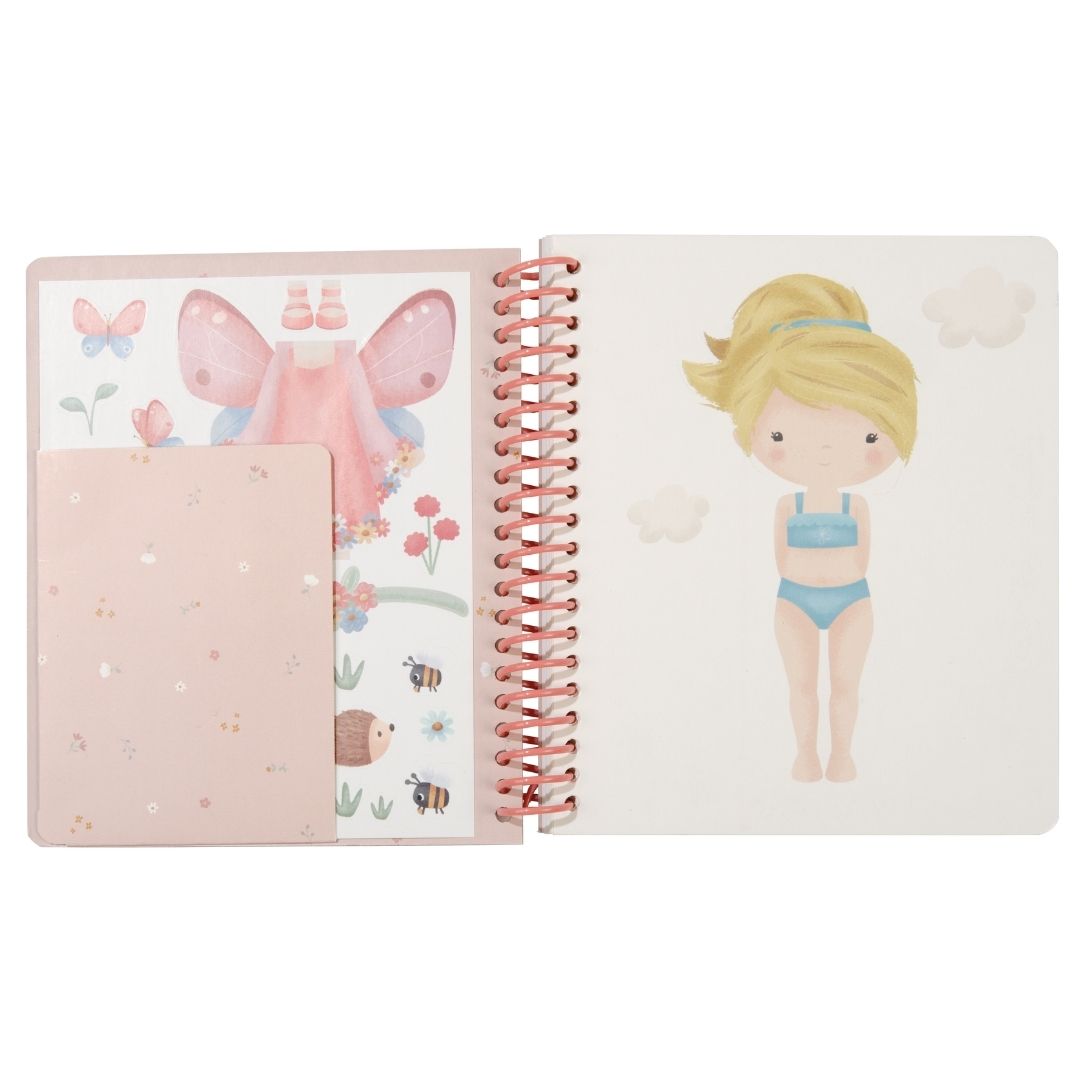 Udklædningsbog til børn med pigen Rosa og venner, med 150 stickers til at sætte i fra Little Dutch, her set opslået med lomme til stickers og pige, der kan klædes på, fås hos Nordic Simply