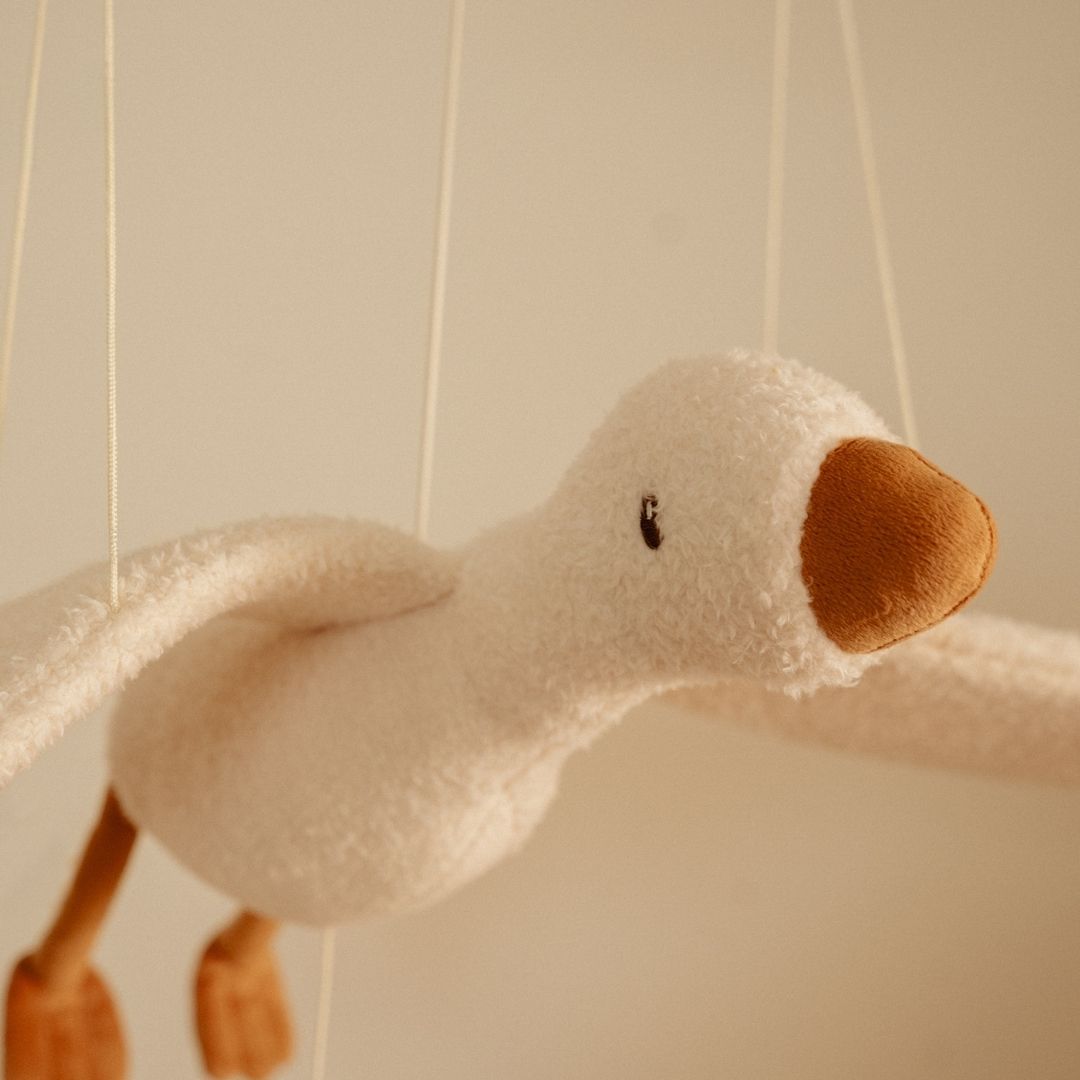 Mobile uro- flyvende gås der svæver yndefuldt i luften, tilføjer ro og eventyr til børneværelset.